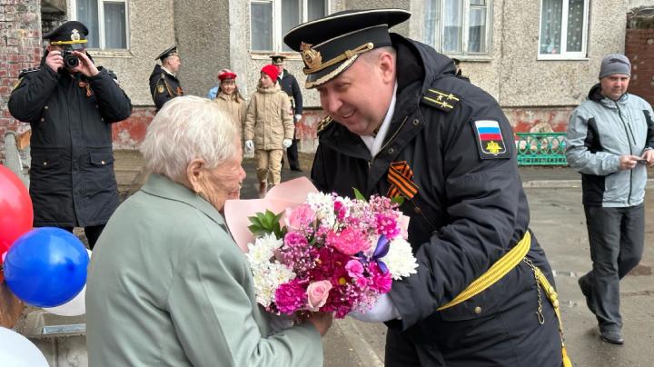 В Заозерске у дома ветерана Великой Отечественной войны прошел парад
